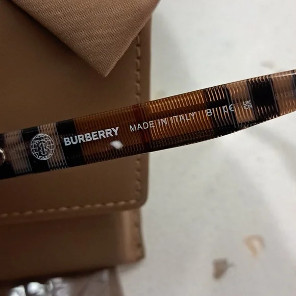 NWT Burberry Sunglasses - Picture 8 of 11